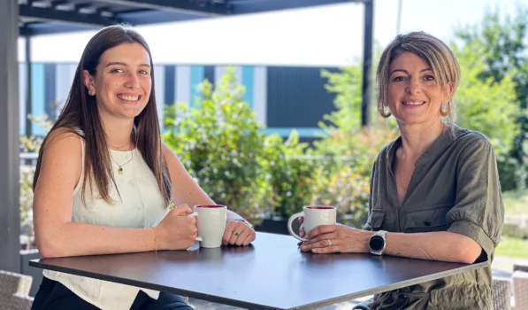 charline et myriam au café sur la terrasse5